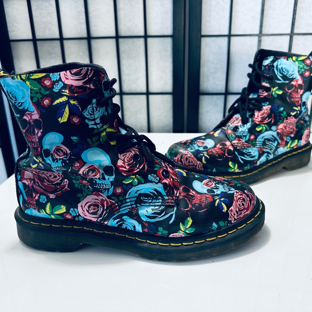 Doc Martens Vintage Skulls & Roses 1460 Pascal 8-eye Boots 💀🌹 - Picture 2 of 11